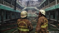 Atap sekolahan tampak ludes terbakar.