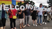Pihak keluarga menyambut bahagia kedatangan anak mereka.