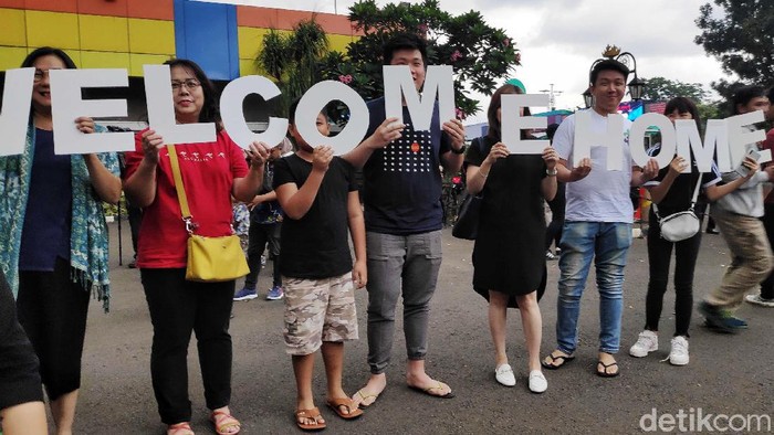Sejumlah orang tua dari WNI yang telah menjalani masa observasi di Natuna, Kepulauan Riau (Kepri), mendatangi Bandara Halim Perdanakusuma, Jakarta, Sabtu (15/2/2020). Pihak keluarga menyambut bahagia kedatangan anak mereka.