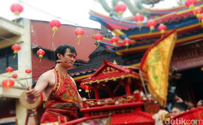 Vihara Widhi Sakti, Sukabumi, menggelar Festival Budaya Cap Go Meh 2571, sabtu (15/2/2020). Festival tersebut juga dimeriahkan dengan atraksi tatung.