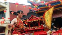 Para tatung tanpa ragu menusuk pipinya saat beraktraksi di Festival Budaya Cap Go Meh.