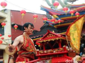 Atraksi Tatung Meriahkan Festival Budaya Cap Go Meh di Sukabumi