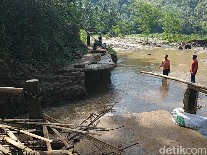Jembatan penghubung antardusun di Desa Karangrejo, Arjosari, Pacitan putus. Akibatnya, 48 kepala keluarga di Dusun Trobakal terisolir.