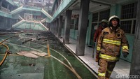 Petugas pemadam kebakaran berhasil menjinakkan si jago merah.