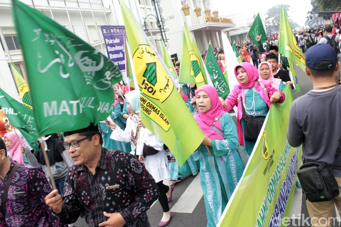 Lebih dari enam ribu orang tumpah ruah di Jalan Asia Afrika, Kota Bandung, Jawa Barat, Sabtu (15/2/2020). Massa yang berasal dari lintas agama itu antusias mengikuti Parade Bandung Rumah Bersama.