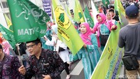 Warga tumpah ruah di Jalan Asia Afrika, Kota Bandung, Jawa Barat, untuk mengikuti Parade Bandung Rumah Bersama.