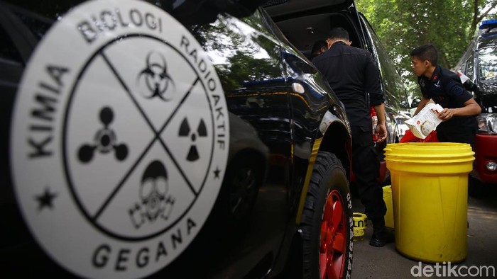 Gegana Cek Radioaktif di Batan Indah Tangsel Tim Teknisi Kimia, Biologi, Radioaktif (KBR) dari Korps Brimob Polri diterjunkan ke lokasi yang terpapar radioaktif di Perumahan Batan Indah, Tangerang Selatan (15/2/2020). Tim KBR mengecek di titik paparan radioaktif.