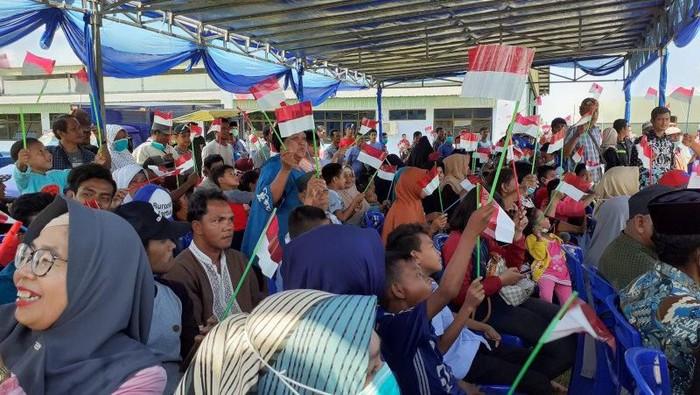 ANTARA FOTO/Naim/ Warga Natuna ikut melepas 238 WNI dari Wuhan usai observasi, Sabtu (15/2/2020)