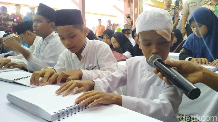 Merinding, begitulah kesan ketika mendengarkan Amir membaca Al Quran braile. Bocah tuna netra itu membaca dengan lantunana nada yang indah, hingga membuat hadirin terkesima.