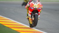 Rossi pun pindah ke pabrikan asal kampung halamannya Ducati, ia menunggangi Desmosedici GP 11 dan 12 di saat pebalap muda silih berganti, Rossi hanya bertahan selama 2 musim dan torehan klasemen akhir terbaik di posisi 6. Foto: Mirco Lazzari gp