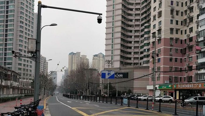 Virus corona saat ini telah tersebar ke 28 negara di seluruh dunia dan tetap menjadi momok terbesar bagi penduduk di daratan China. Hal itu kemudian berpengaruh besar terhadap aktifitas di kota-kota besar di Negeri Tirai Bambu tersebut. Salah satunya bagi kota Shanghai, kota metropolis berpenduduk 24 juta orang ini langsung berubah bak kota hantu yang mengisolasi penduduknya sendiri.