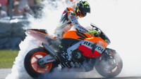 Tren positif terus ia rengkuh bersama Honda, bersama Repsol Honda Team dengan motor RC211V ia kembali menjadi juara dunia lagi untuk edisi 2002 serta 2003. Foto: Clive Rose