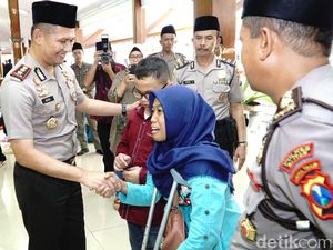 Tangis Penyandang Disabilitas Ini Pecah dalam Pelukan Polisi