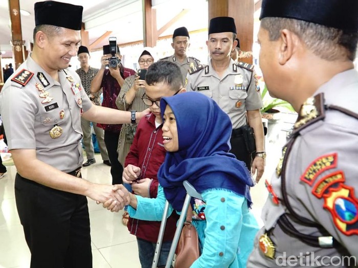 Merinding, begitulah kesan ketika mendengarkan Amir membaca Al Quran braile. Bocah tuna netra itu membaca dengan lantunana nada yang indah, hingga membuat hadirin terkesima.