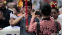 Seorang warga mengabadikan Parade Bandung Rumah Bersama.