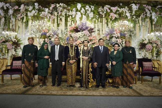 Resepsi Danny dan Raiyah memang digelar dengan mengusung adat Jawa setelah saat akad nikah memakai adat Makassar. Selain Mayangsari, Prabowo dan putranya Didit Hediprasetyo ikut hadir di pesta pernikahan Danny Rukmana. Foto: Istimewa