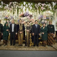 Resepsi Danny dan Raiyah memang digelar dengan mengusung adat Jawa setelah saat akad nikah memakai adat Makassar. Selain Mayangsari, Prabowo dan putranya Didit Hediprasetyo ikut hadir di pesta pernikahan Danny Rukmana. Foto: Istimewa
