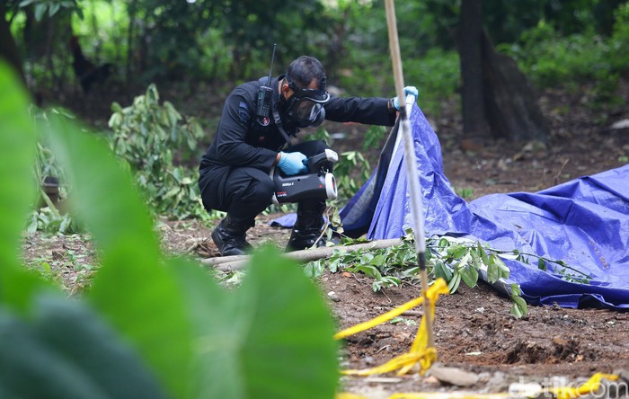 Gegana Cek Radioaktif di Batan Indah Tangsel Tim Teknisi Kimia, Biologi, Radioaktif (KBR) dari Korps Brimob Polri diterjunkan ke lokasi yang terpapar radioaktif di Perumahan Batan Indah, Tangerang Selatan (15/2/2020). Tim KBR mengecek di titik paparan radioaktif.