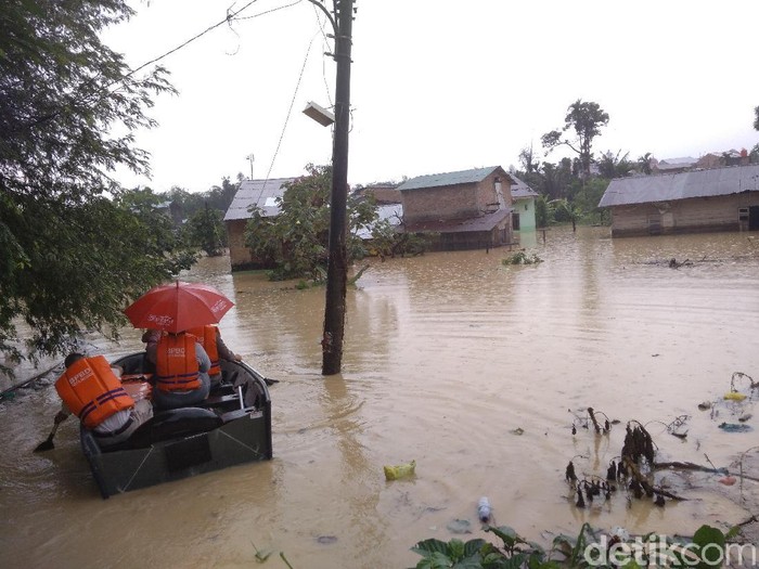 Sungai Babura di Medan meluap mengakibatkan puluhan rumah tergenang banjir (Datuk Haris Molana/detikcom)