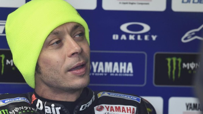 PHILLIP ISLAND, AUSTRALIA - OCTOBER 26: Valentino Rossi of Italy and Yamaha Factory Racing 
 speaks in box during the MotoGP of Australia - Qualifying for the 2019 MotoGP of Australia at Phillip Island Grand Prix Circuit on October 26, 2019 in Phillip Island, Australia. (Photo by Mirco Lazzari gp/Getty Images)