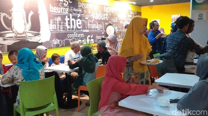 Sebanyak 65 warga Jatim pulang setelah menjalani observasi di Natuna. Namun hanya 64 yang akan tiba di Terminal 1 Bandara  Juanda malam ini.