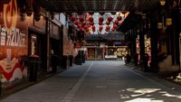 Salah satunya bagi kota Shanghai, kota metropolis berpenduduk 24 juta orang ini langsung berubah bak kota hantu yang mengisolasi penduduknya sendiri. Istimewa/Boredpanda.