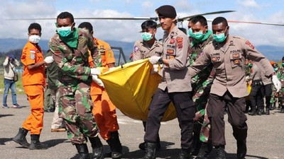 Evakuasi 12 Jenazah Korban Heli MI-17 di Papua