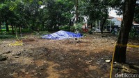 Gundukan tanah tersebut tepat berada di tengah sebidang tanah.