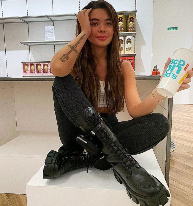 Tahun lalu wanita ini masih bekerja keras untuk menghidupi dirinya dengan gaji Rp 100 ribuan per jam dengan menjadi pelayan di McDonald. Setahun setelahnya, ia berubah nasib dengan menjadi model.  Foto: dok. Instagram