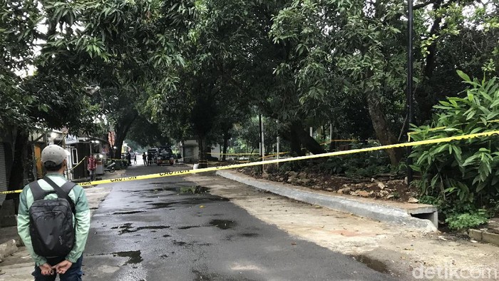 Garis polisi di Perumahan Batan Indah Tangsel. (Foto: Rolando/detikcom)