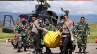 Evakuasi dilakukan dengan menggunakan 2 unit heli Penerbad dan 1 unit heli PT Intan Angkasa. Istimewa/Polda Papua. Istimewa/Polda Papua.