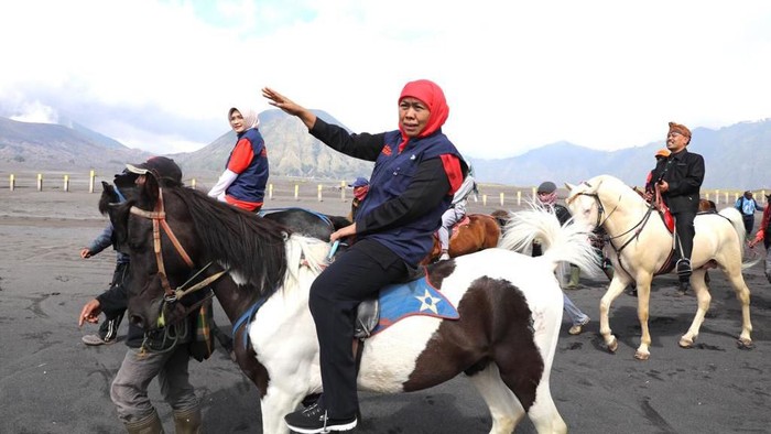 Gubernur Jatim Khofifah Indar Parawansa mengajak berdialog para tokoh adat masyarakat Tengger. Termasuk komunitas penyedia jeep, penyedia kuda, hingga sahabat gunung Taman Nasional Bromo Tengger Semeru (TNBTS) di lautan pasir Bromo.