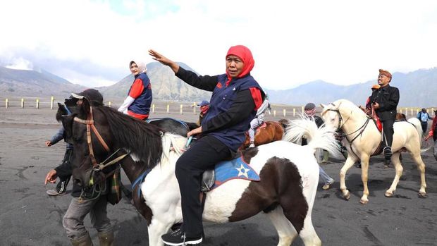 Gubernur Jatim Khofifah Indar Parawansa mengajak berdialog para tokoh adat masyarakat Tengger. Termasuk komunitas penyedia jeep, penyedia kuda, hingga sahabat gunung Taman Nasional Bromo Tengger Semeru (TNBTS) di lautan pasir Bromo.