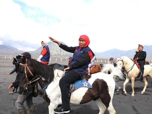 Khofifah Ajak Warga Tengger Berdialog Sambil Berkuda di Lautan Pasir