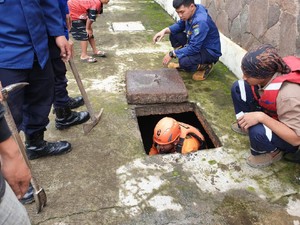 Cari Dua Bocah Hanyut di Bandung, Tim SAR Susuri Gorong-gorong