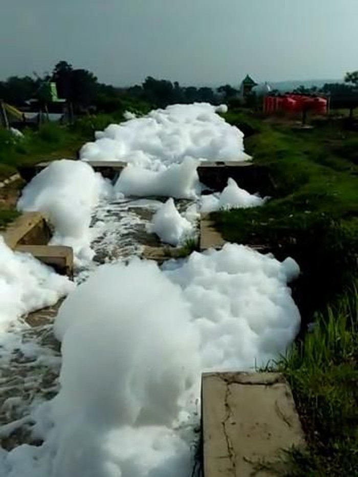 Media sosial dibuat heboh dengan penampakan sungai yang penuh busa. Busa berwarna putih bak awan berarak itu menutupi seluruh sungai.