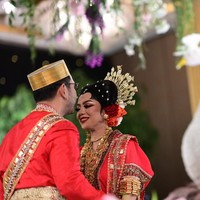 Pasangan yang diketahui berpacaran sejak 2018 itu menggunakan adat Makassar untuk acara akad nikah. Pada acara akad nikah menggunakan adat dari pihak mempelai wanita yang merupakan keturunan Sulawesi Selatan.  Foto: (dok. ist)