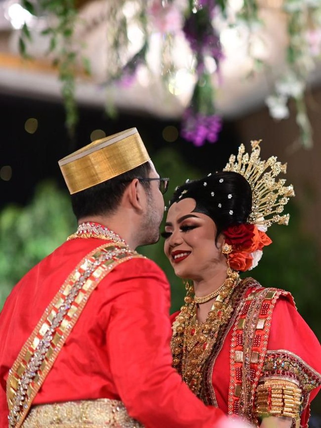 Pasangan yang diketahui berpacaran sejak 2018 itu menggunakan adat Makassar untuk acara akad nikah. Pada acara akad nikah menggunakan adat dari pihak mempelai wanita yang merupakan keturunan Sulawesi Selatan.  Foto: (dok. ist)