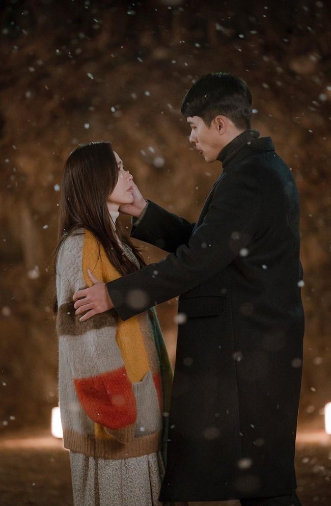 Inilah momen bikin baper di episode delapan Crash Landing On You yang tayang di Netflix dan tvN. Hyun Bin alias Ri Jeong Hyeok rela berjalan kaki menembus hutan demi memastikan Yoon Se Ri dalam keadaan aman. Foto: Instagram @lim_hyoseon