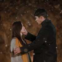 Inilah momen bikin baper di episode delapan Crash Landing On You yang tayang di Netflix dan tvN. Hyun Bin alias Ri Jeong Hyeok rela berjalan kaki menembus hutan demi memastikan Yoon Se Ri dalam keadaan aman. Foto: Instagram @lim_hyoseon