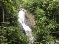 Air Terjun Tersembunyi dari Hutan Sulawesi