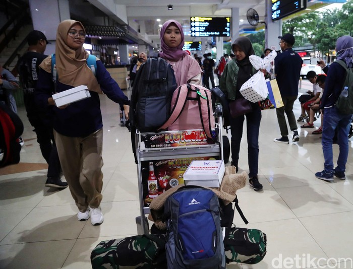 Sebanyak 238 WNI telah selesai menjalani observasi di Natuna telah tiba di Lanud Halim Perdanakusuma, Jakarta, Sabtu (15/2/2020). Mereka langsung disambut oleh keluarganya.