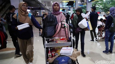 Momen WNI dari Natuna Tiba di Bandara Halim