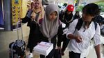 Momen WNI dari Natuna Tiba di Bandara Halim