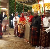 Danny menggunakan baju adat khas Bugis yang disebut jas tutu. Serta menggunakan sarung warna emas yang senada dengan perhiasan di jas tutunya.  Foto: Danny Rukmana (Asep Syaifullah/detikcom)