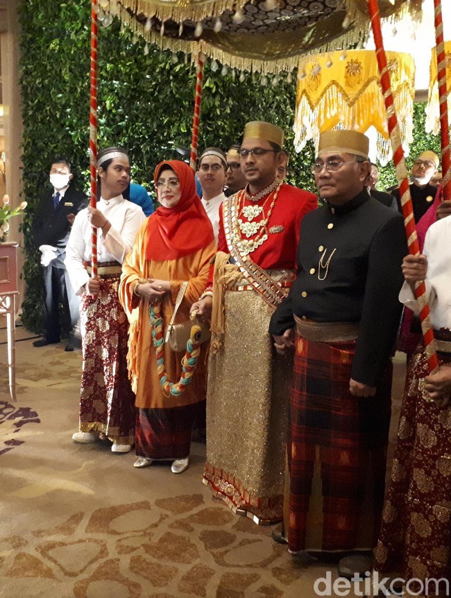 Danny menggunakan baju adat khas Bugis yang disebut jas tutu. Serta menggunakan sarung warna emas yang senada dengan perhiasan di jas tutunya.  Foto: Danny Rukmana (Asep Syaifullah/detikcom)