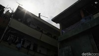 Warga juga bahu-membahu memadamkan api.