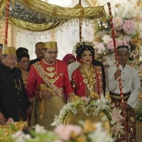 Sementara Raiyah mengenakan baju bodo merah dengan perhiasan bernuansa emas.  Foto: (dok. ist)