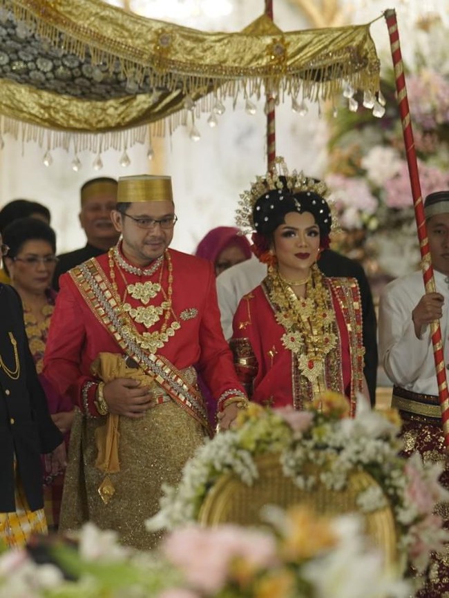 Sementara Raiyah mengenakan baju bodo merah dengan perhiasan bernuansa emas.  Foto: (dok. ist)