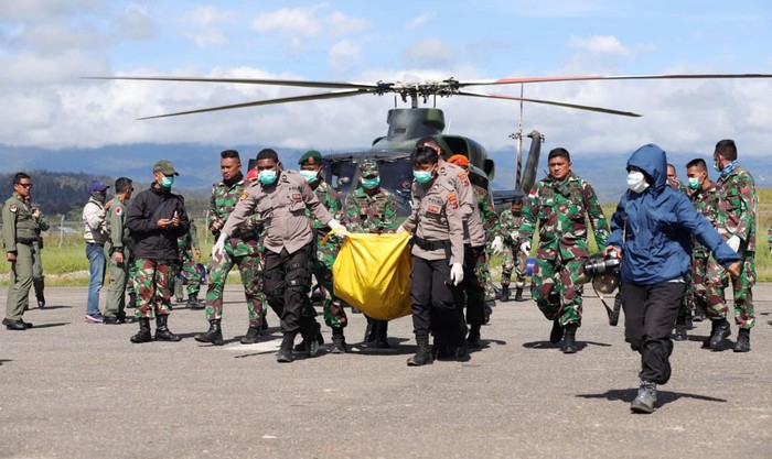 Evakuasi 12 Jenazah Korban Heli MI-17 yang Jatuh di Papua TNI telah akhirnya berhasil mengevakuasi 12 jenazah korban kecelakaan helikopter MI-17 di Pegunungan Mandala, Oksibil, Papua. Ke-12 jenazah saat ini sudah dibawa ke Jayapura.